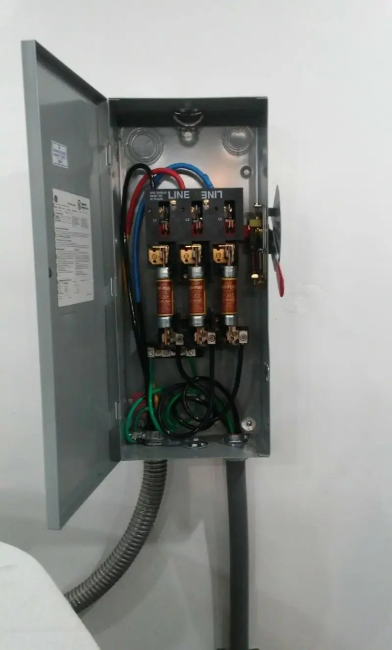 Three-phase disconnect switch installed for Smoke Detector Installation in Toppenish